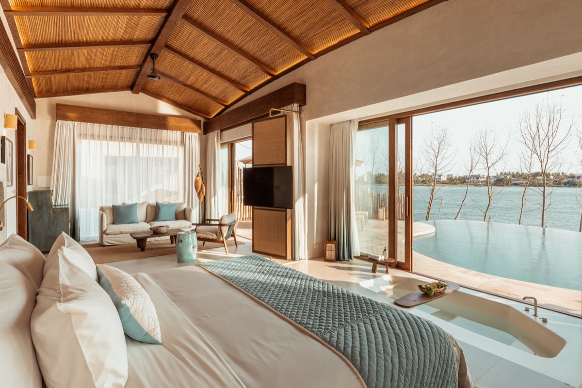 Une chambre de villa avec vue sur le lagon dans l’un de nos hôtels partenaires